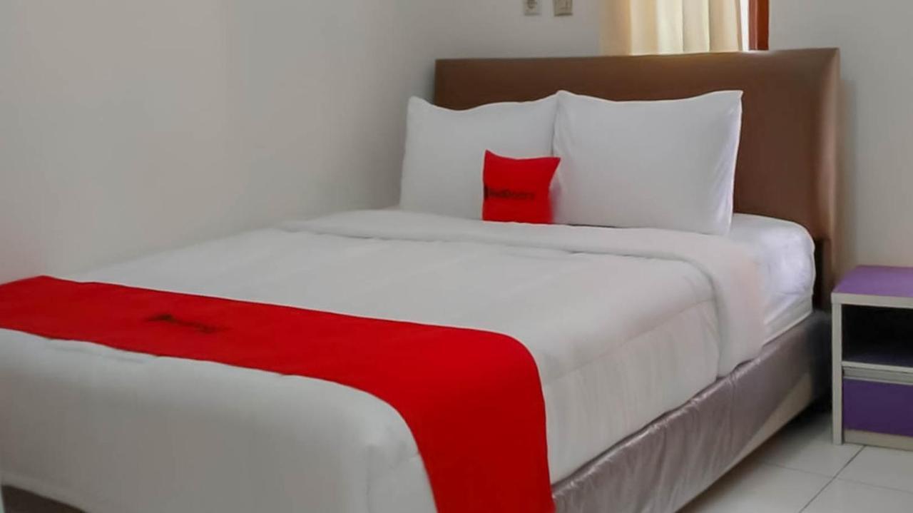 Reddoorz @ Jalan Ahmad Yani Otel Karawang Dış mekan fotoğraf